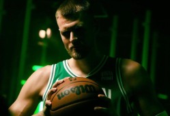 体育赛事直播凯尔特人核心球员伤退，球队未来走势成疑，销售各种现在.