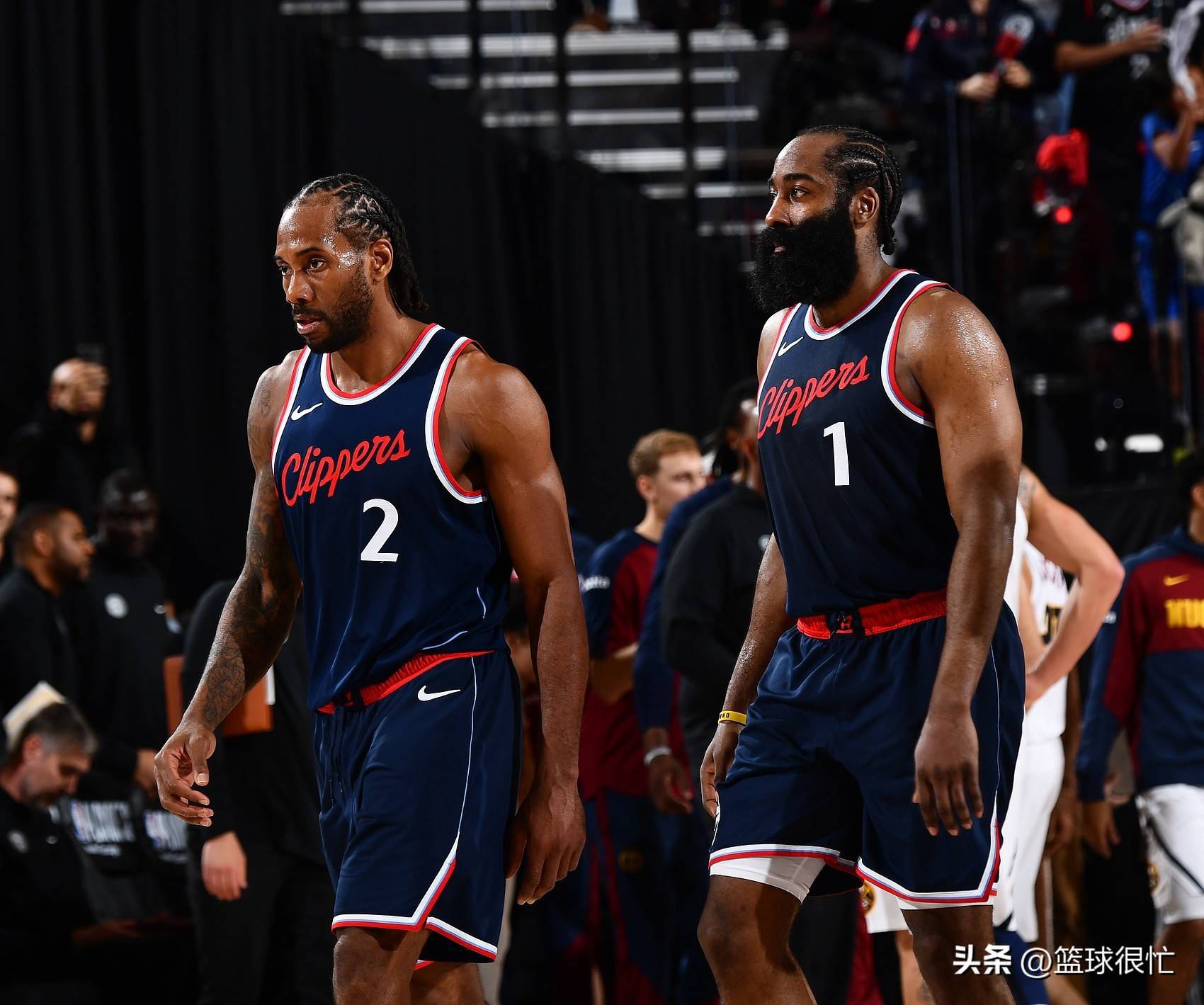 包含冲刺阶段体能课后，洛杉矶快船主帅复盘备战中超，气氛紧张，临场指挥获称赞的词条